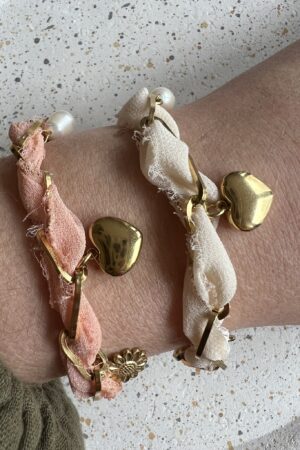 Armbandje stof met bedeltjes