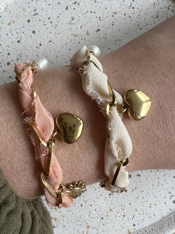Armbandje stof met bedeltjes