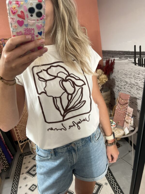 T-shirt 'Gestikte bloem' - Wit/Bruin - Afbeelding 3