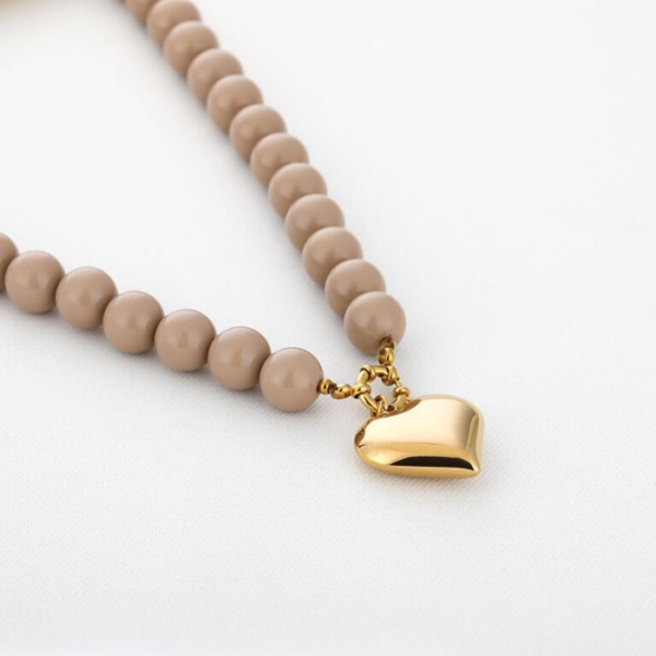 Ketting ronde kralen met hartje - Beige