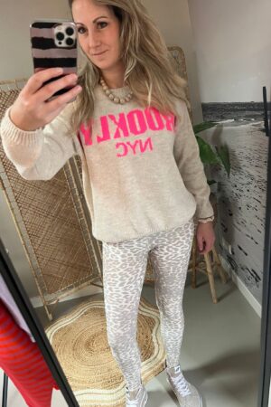 Comfy truitje 'Brooklyn' - Beige met Neon roze letters