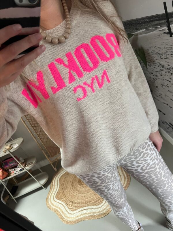 Comfy truitje 'Brooklyn' - Beige met Neon roze letters
