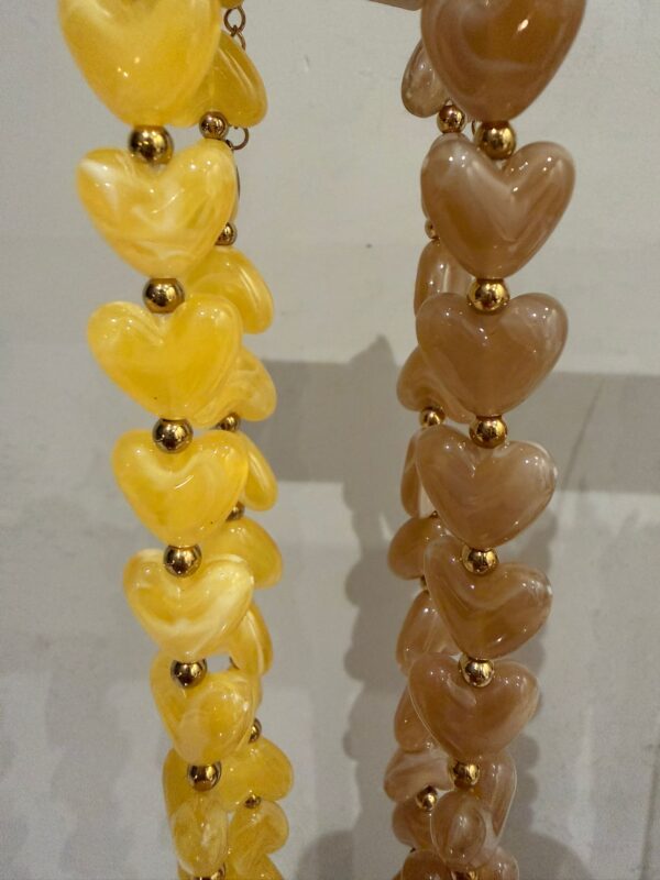 Hartjes ketting met gouden accenten - Geel en Taupe