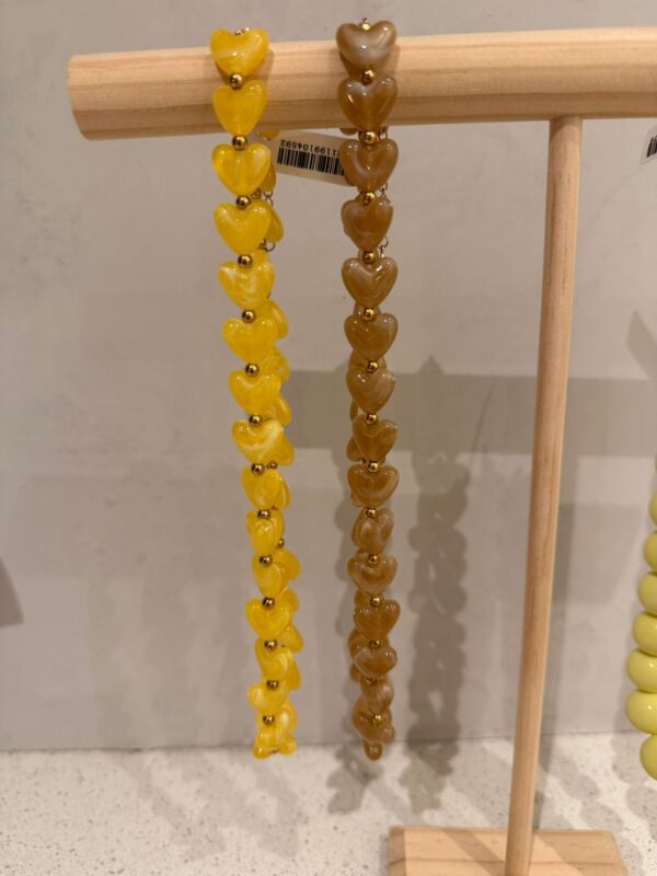 Hartjes ketting met gouden accenten - Geel en Taupe