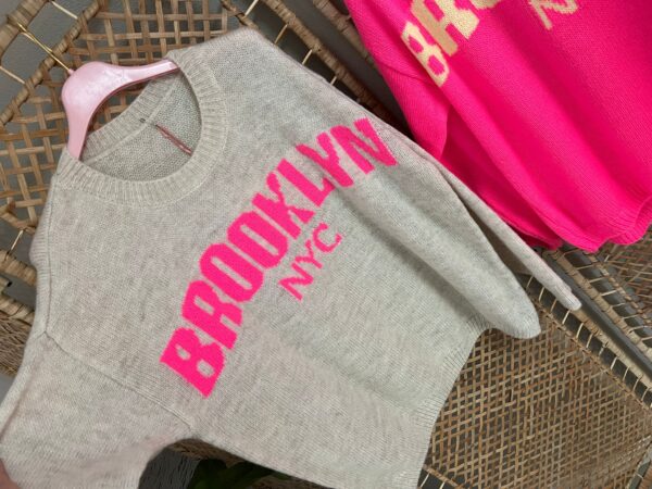 Comfy truitje 'Brooklyn' - Beige met Neon roze letters