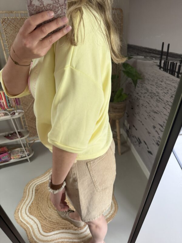 T-shirt/Sweater 'La Dolce Vita' - Geel/Roze