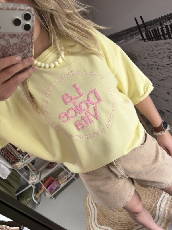 T-shirt/Sweater 'La Dolce Vita' - Geel/Roze