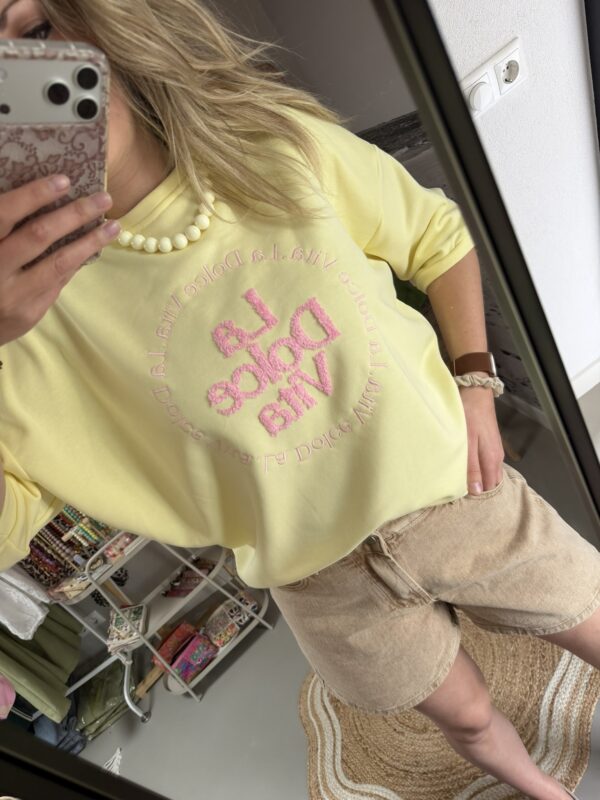 T-shirt/Sweater 'La Dolce Vita' - Geel/Roze